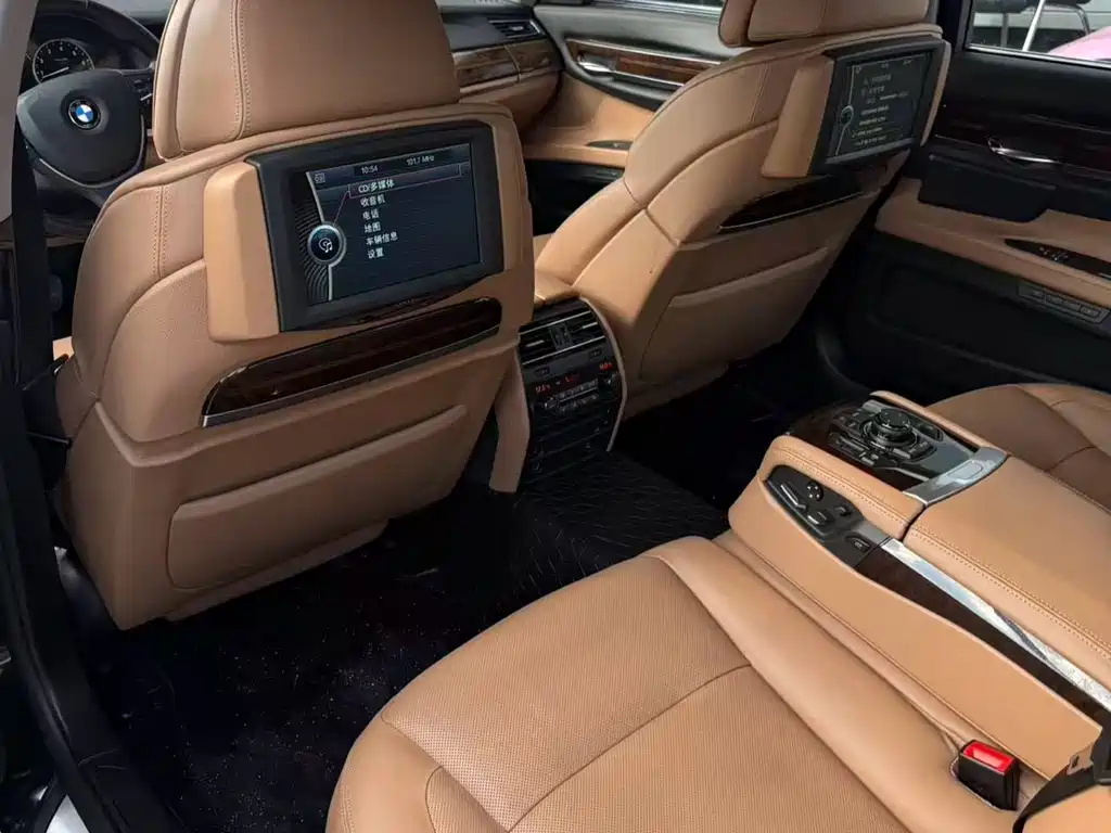 BMW 7 Series 2011 — фото 23