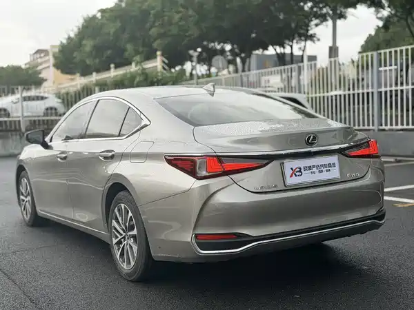 Lexus ES 2022