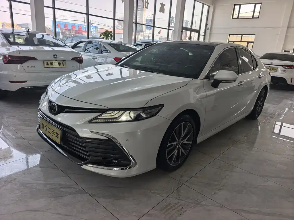 Toyota Camry 2022 — фото 1