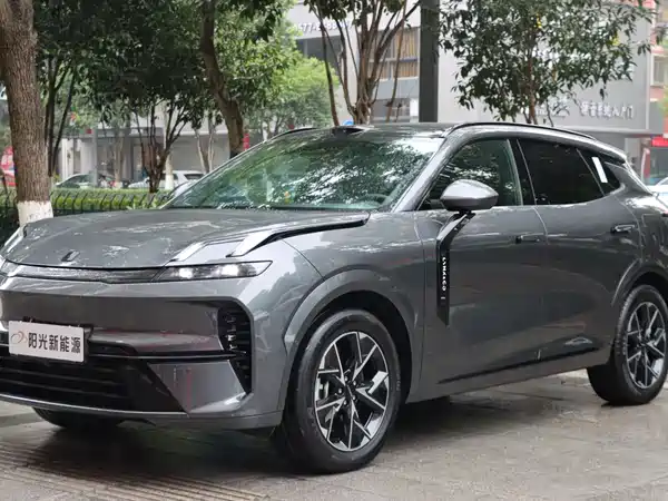 Lynk & Co 08 EM-P 2025