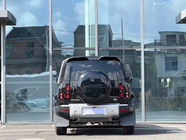 Land Rover Defender 2024