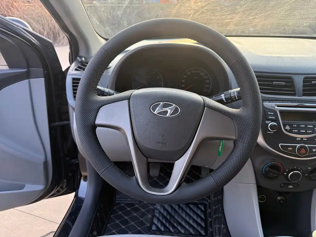 Hyundai Verna 2015 — фото 12