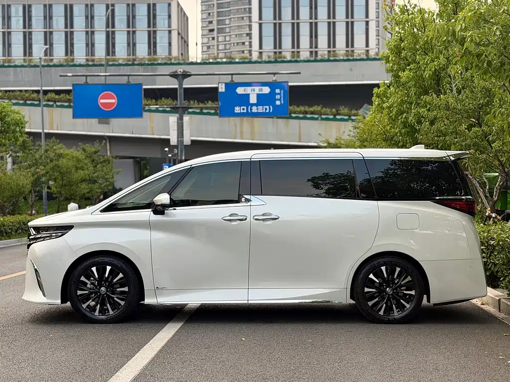Toyota Alphard 2024 — фото 4