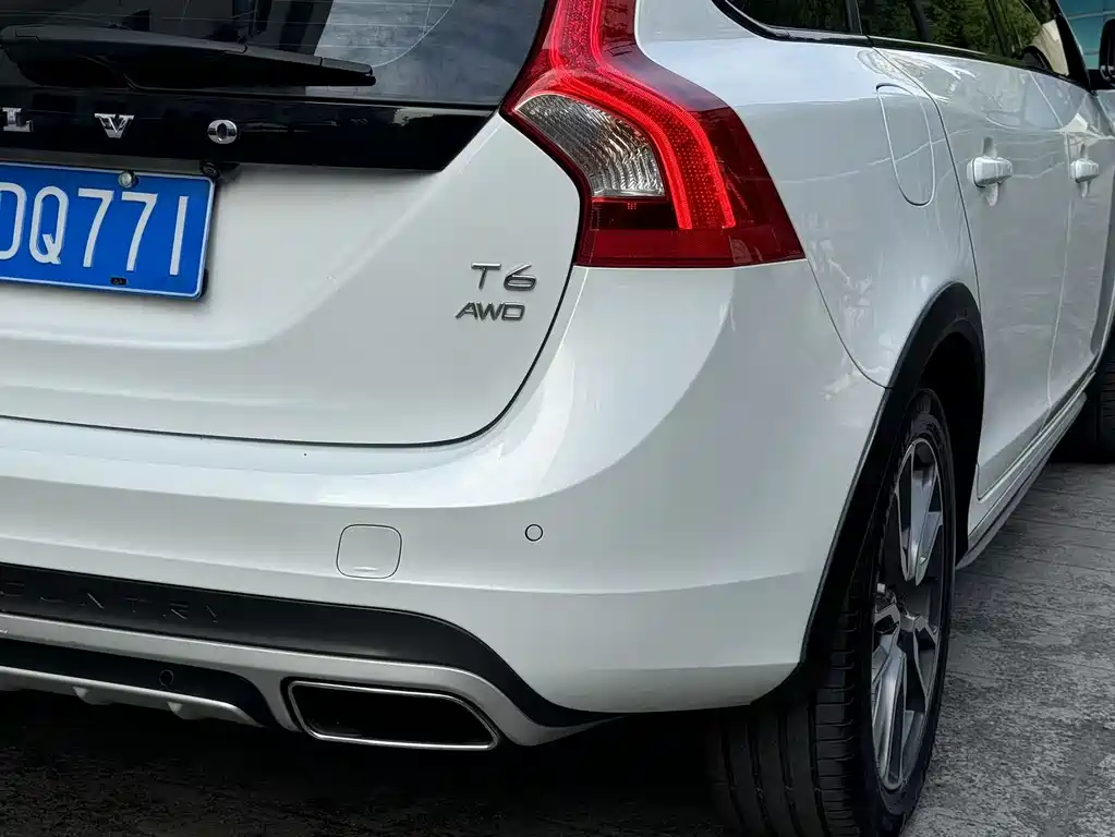 Volvo V60 2016 — фото 16