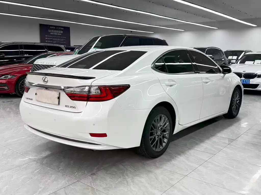 Lexus ES 2018 — фото 6