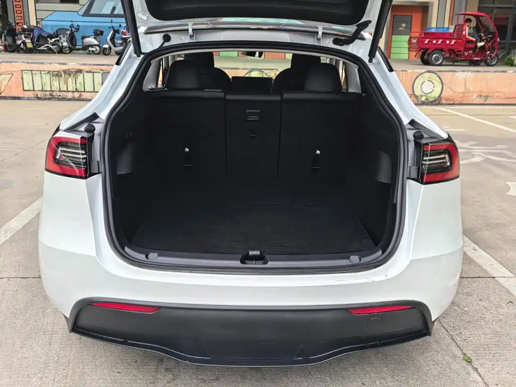 Tesla Model Y 2025 — фото 18