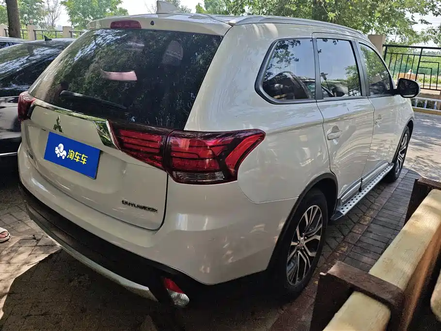 Mitsubishi Outlander 2018 — фото 3