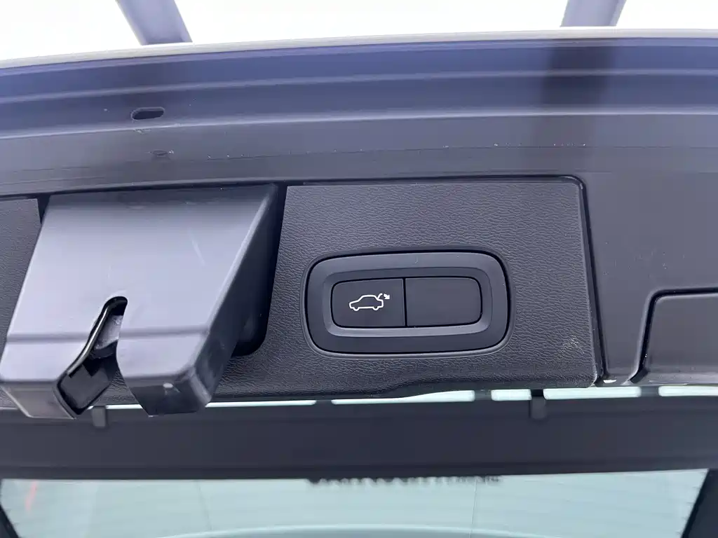 Volvo XC60 2022 — фото 29