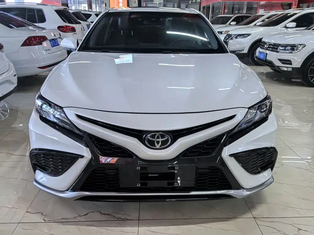 Toyota Camry 2022 — фото 2