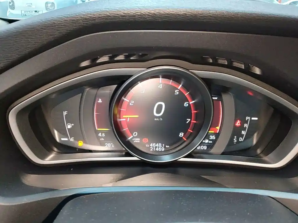 Volvo V40 2018 — фото 12