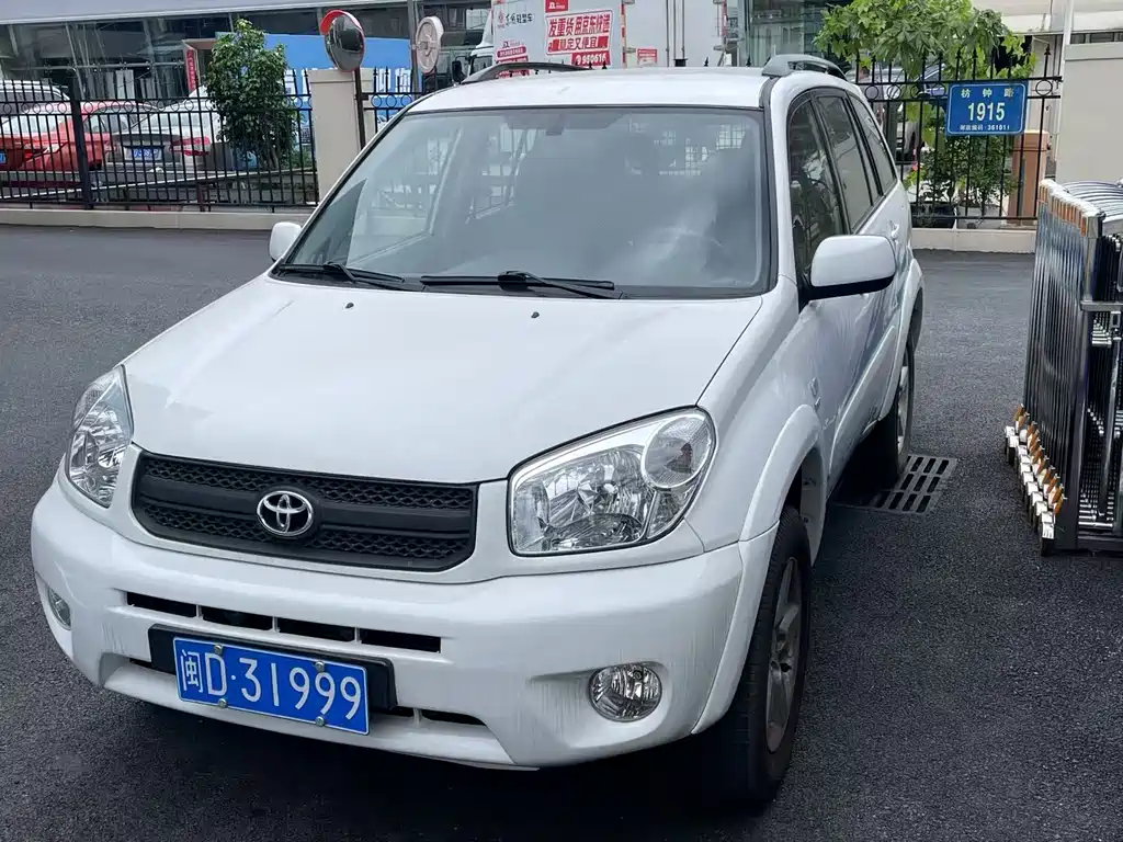 Toyota RAV4 2004 — фото 1
