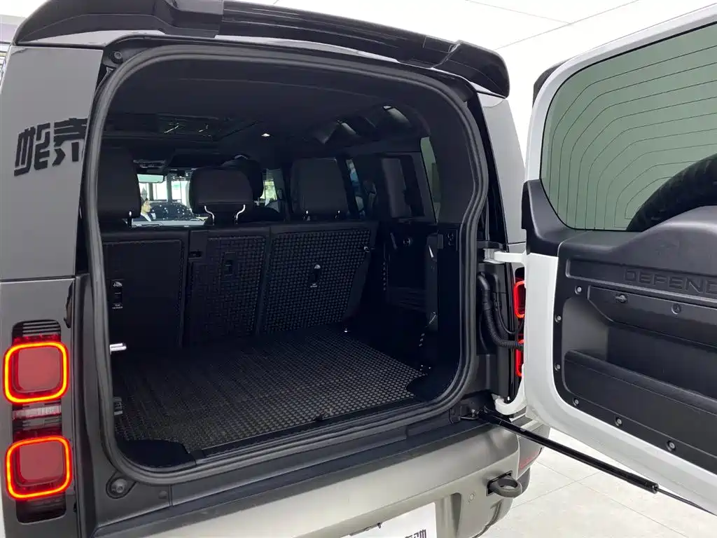 Land Rover Defender 2024 — фото 32