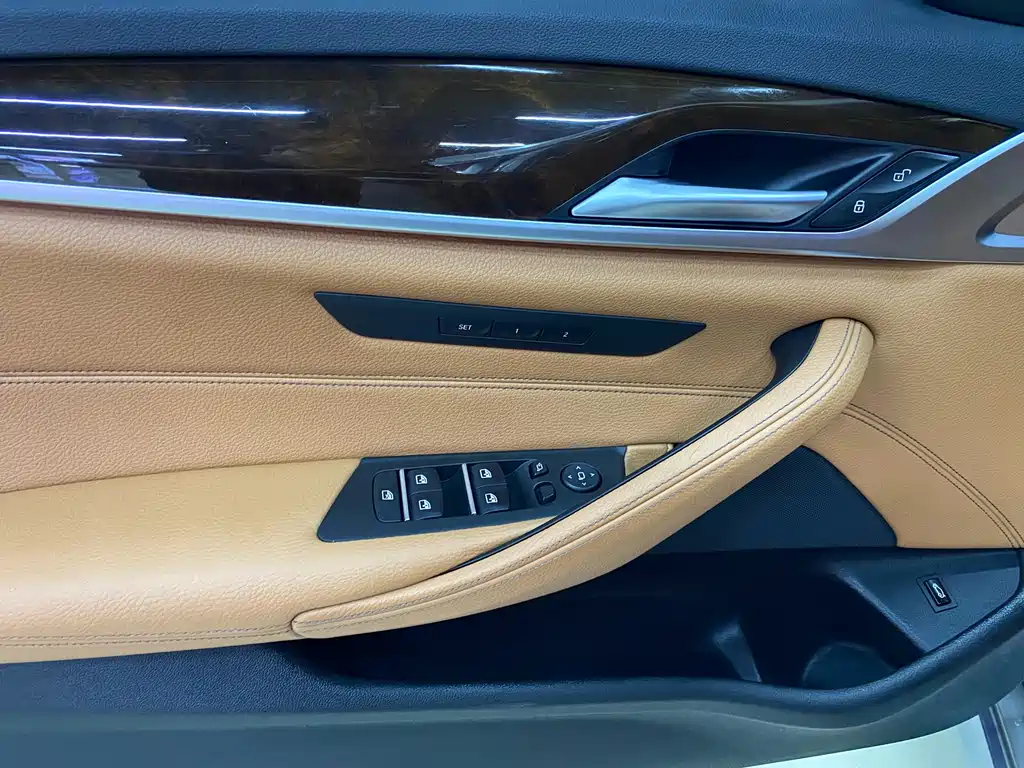 BMW 5 Series 2018 — фото 16