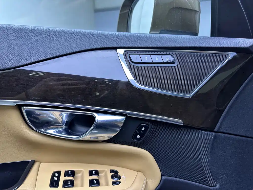 Volvo XC90 2015 — фото 15