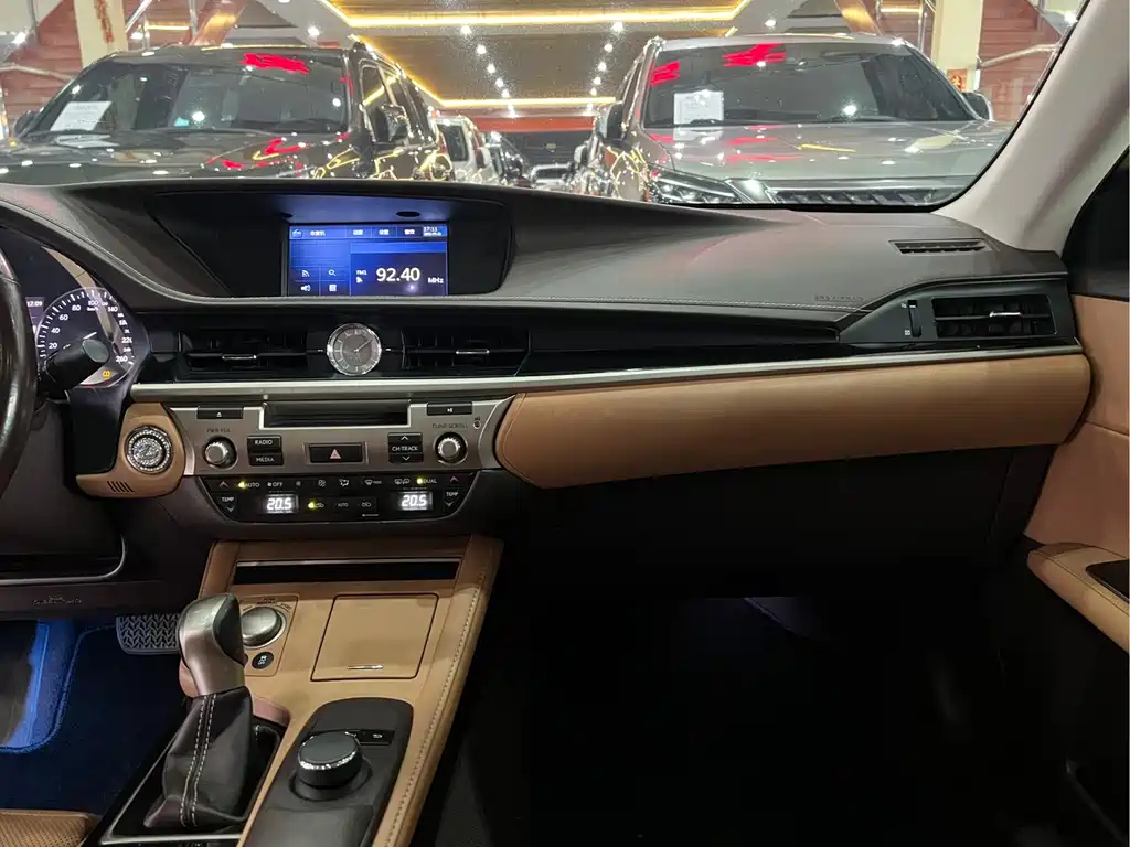 Lexus ES 2015 — фото 11