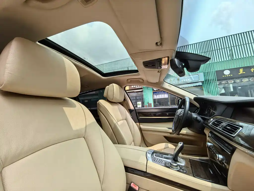 BMW 7 Series 2010 — фото 13