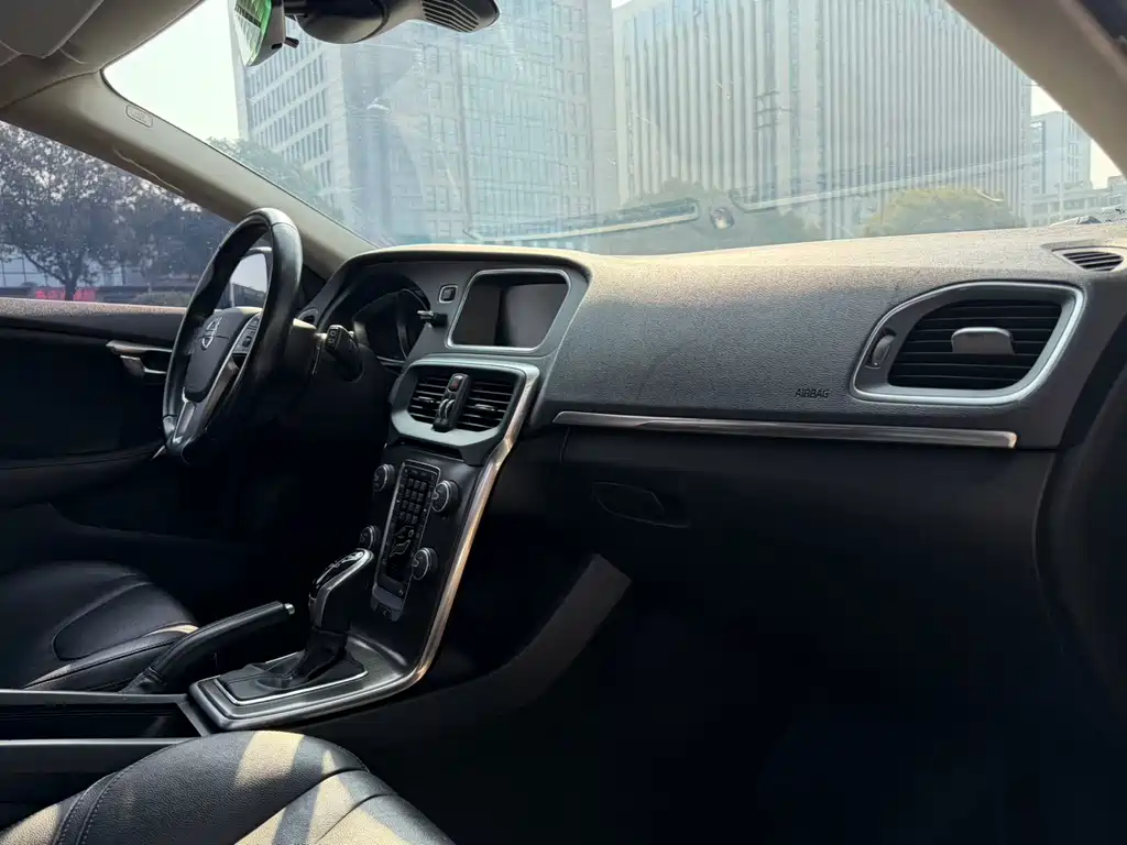 Volvo V40 2015 — фото 11