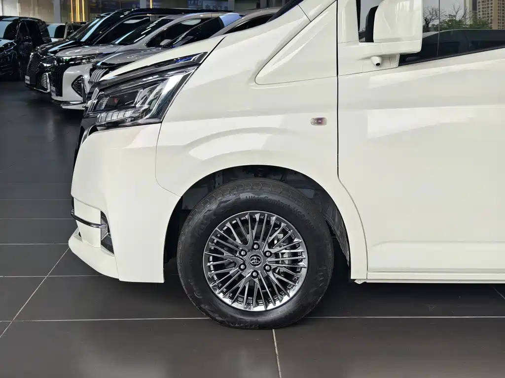 Toyota Hiace — фото 6