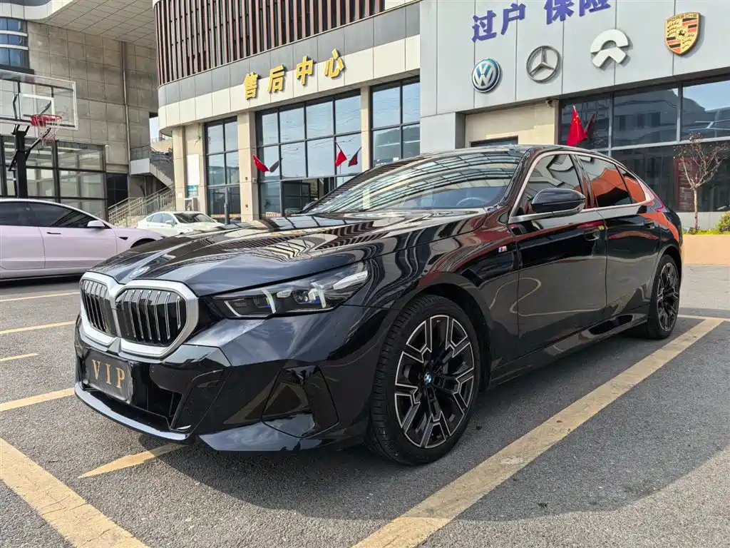 BMW 5 Series 2025 — фото 1