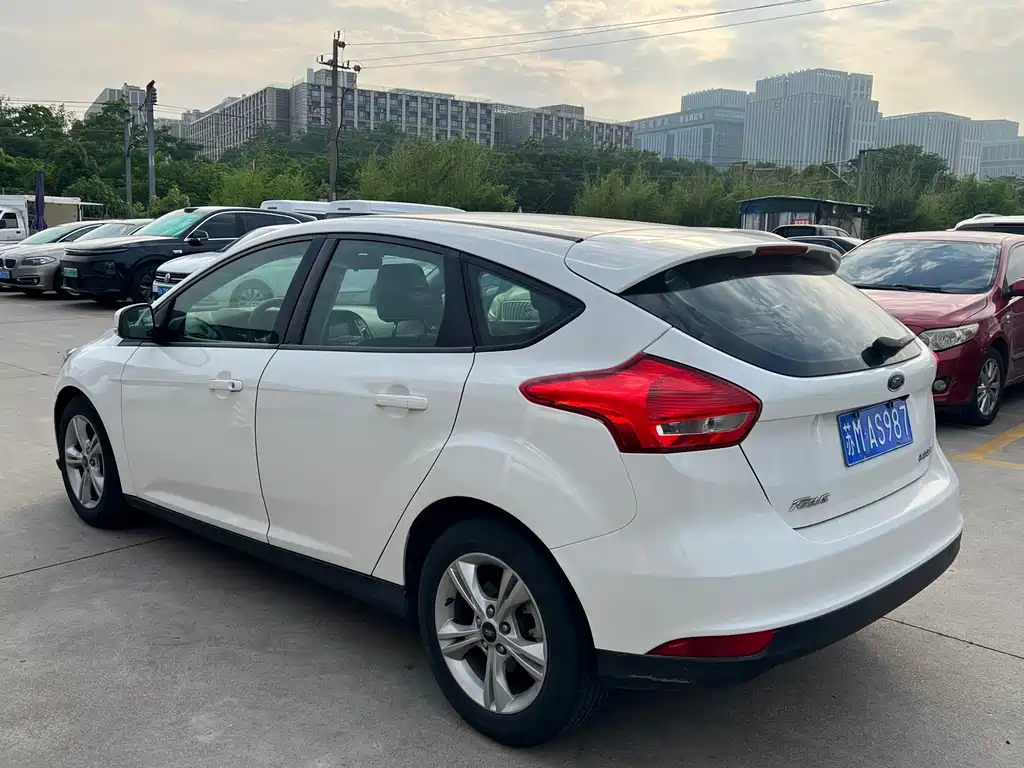 Ford Focus 2016 — фото 11