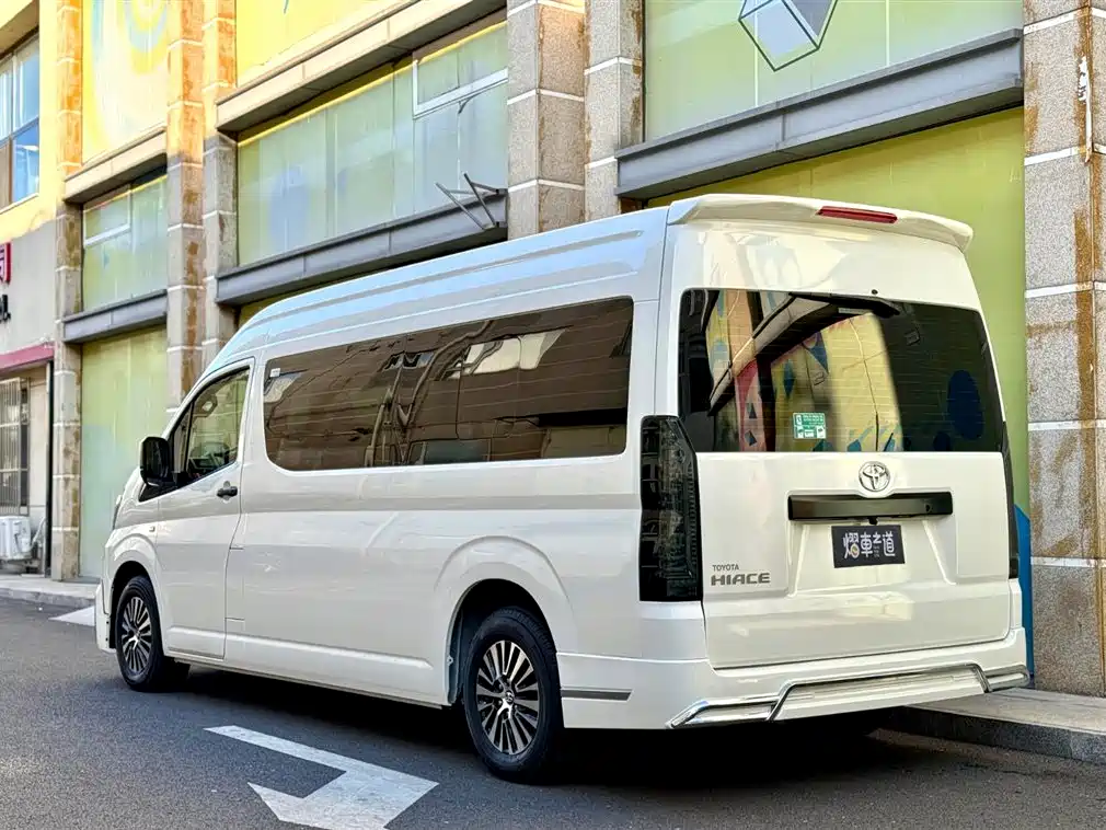 Toyota Hiace 2025 — фото 3