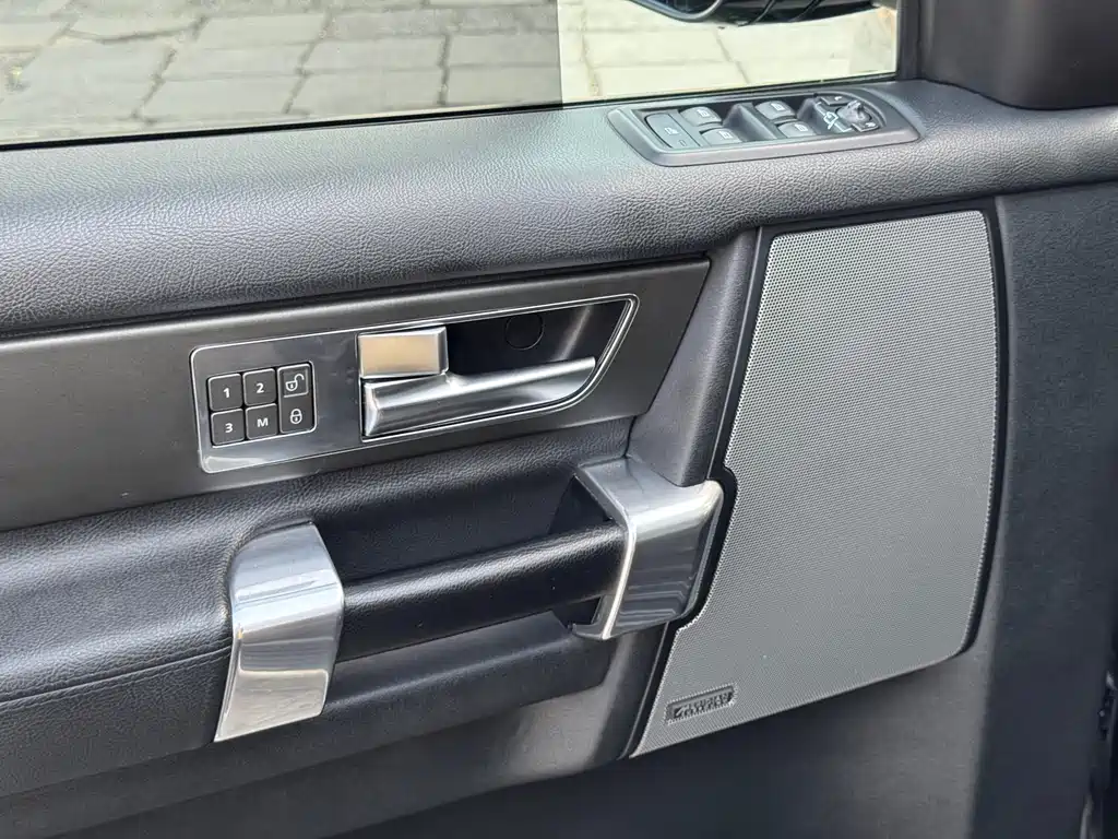 Land Rover Discovery 2016 — фото 12