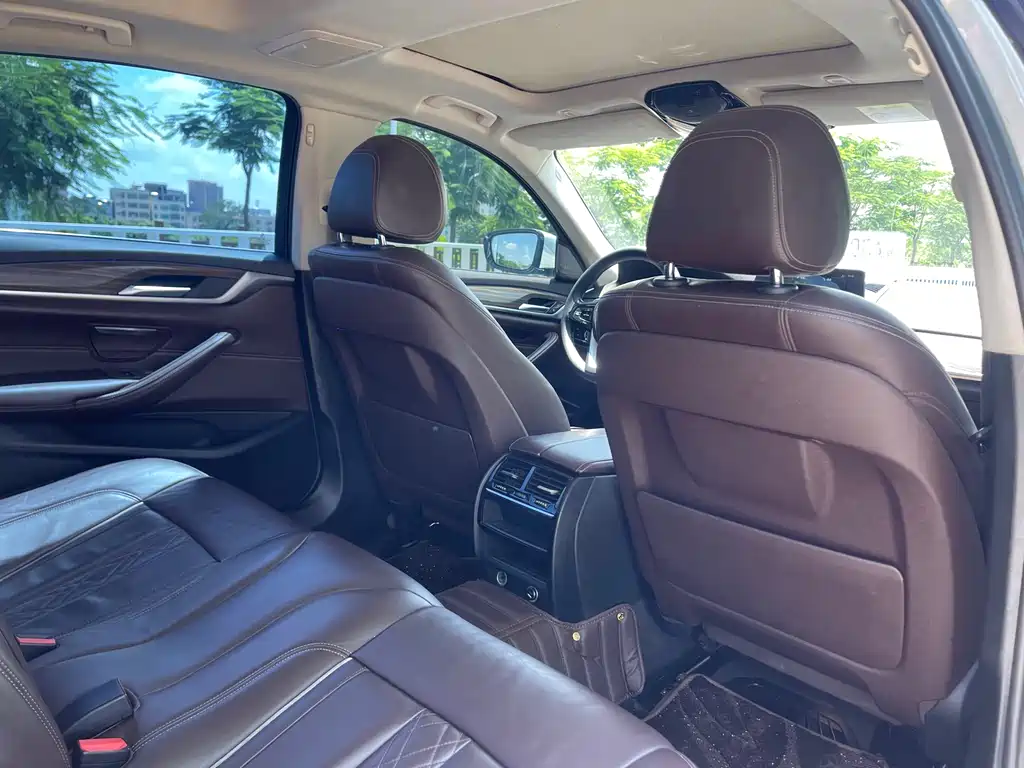BMW 5 Series 2018 — фото 13