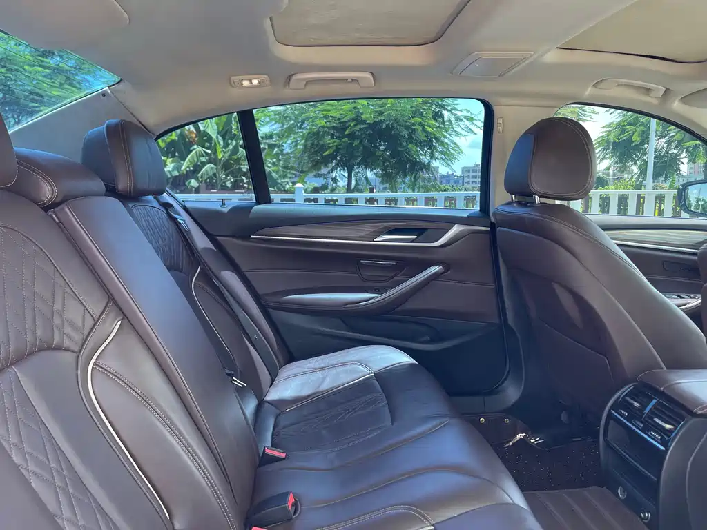 BMW 5 Series 2018 — фото 14