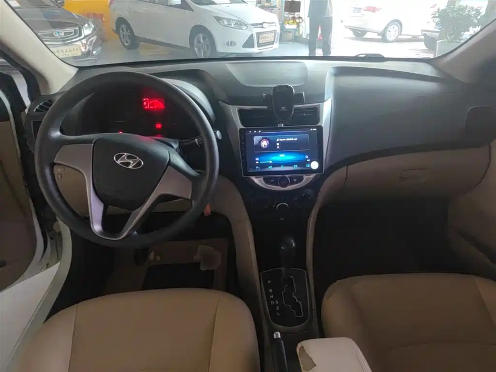 Hyundai Verna 2015 — фото 10