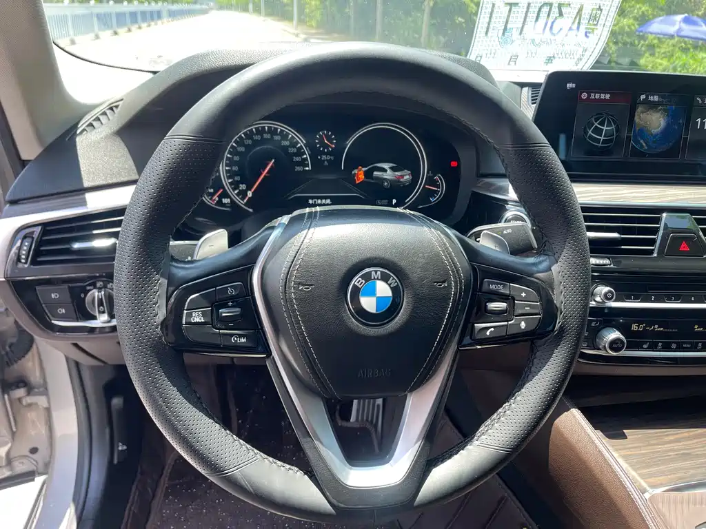 BMW 5 Series 2018 — фото 22