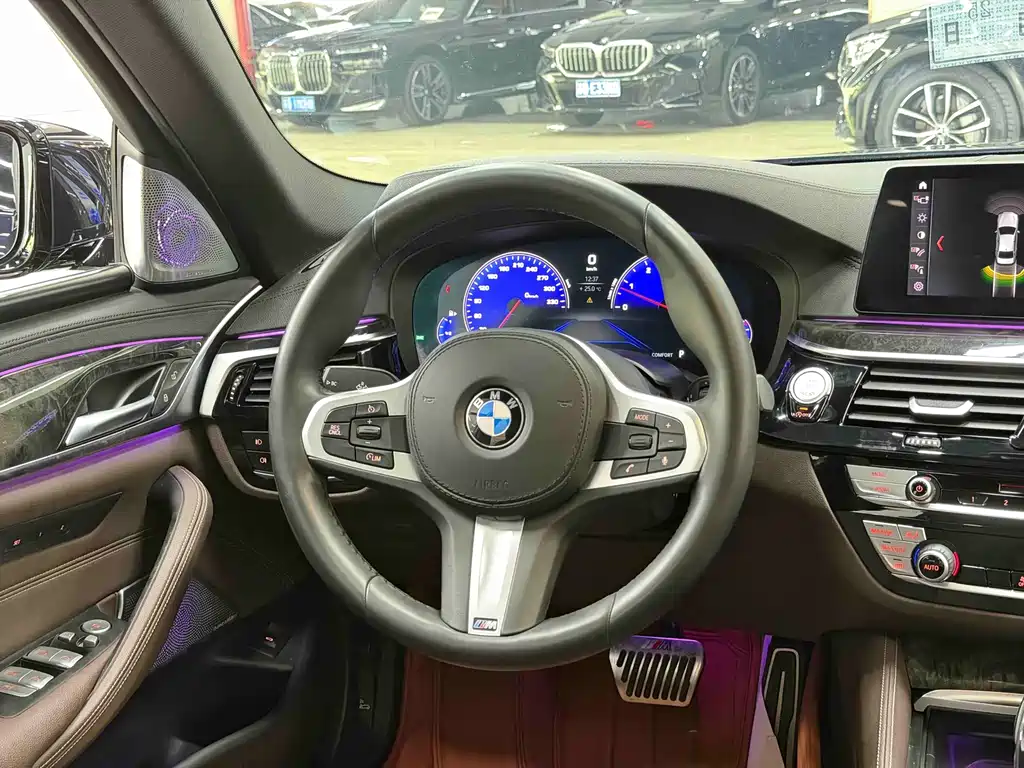 BMW 5 Series 2019 — фото 12