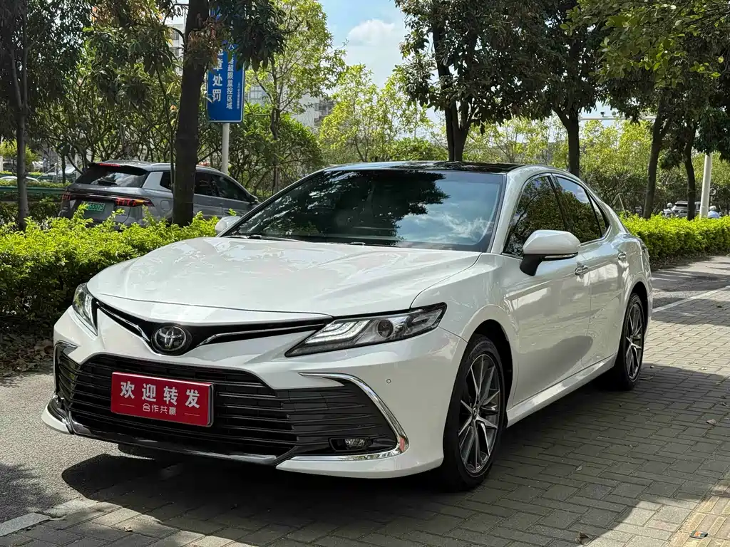Toyota Camry 2021 — фото 1