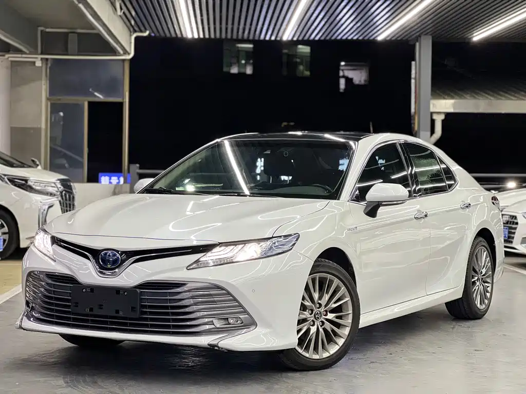 Toyota Camry 2018 — фото 1