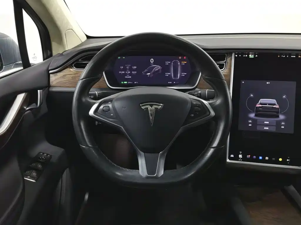 Tesla Model X 2017 — фото 11