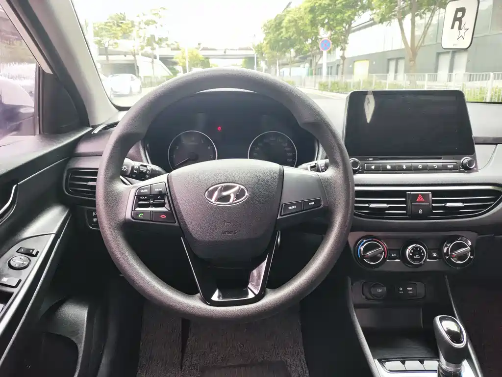 Hyundai Elantra 2018 — фото 12
