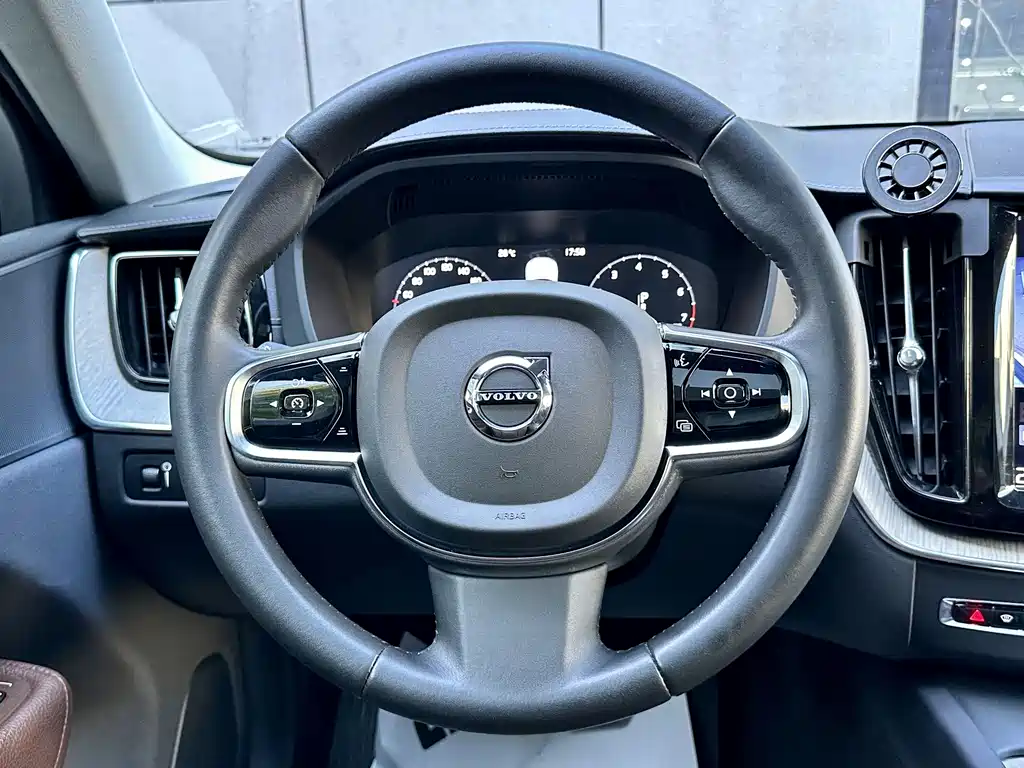 Volvo XC60 2019 — фото 11