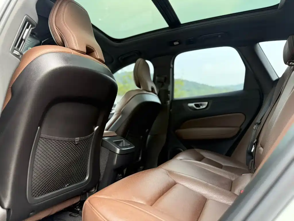 Volvo XC60 2022 — фото 6
