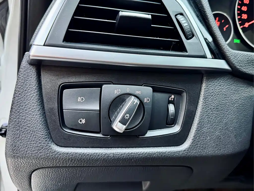 BMW 3 Series 2018 — фото 12