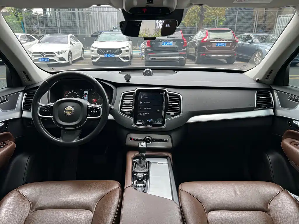 Volvo XC90 2018 — фото 8