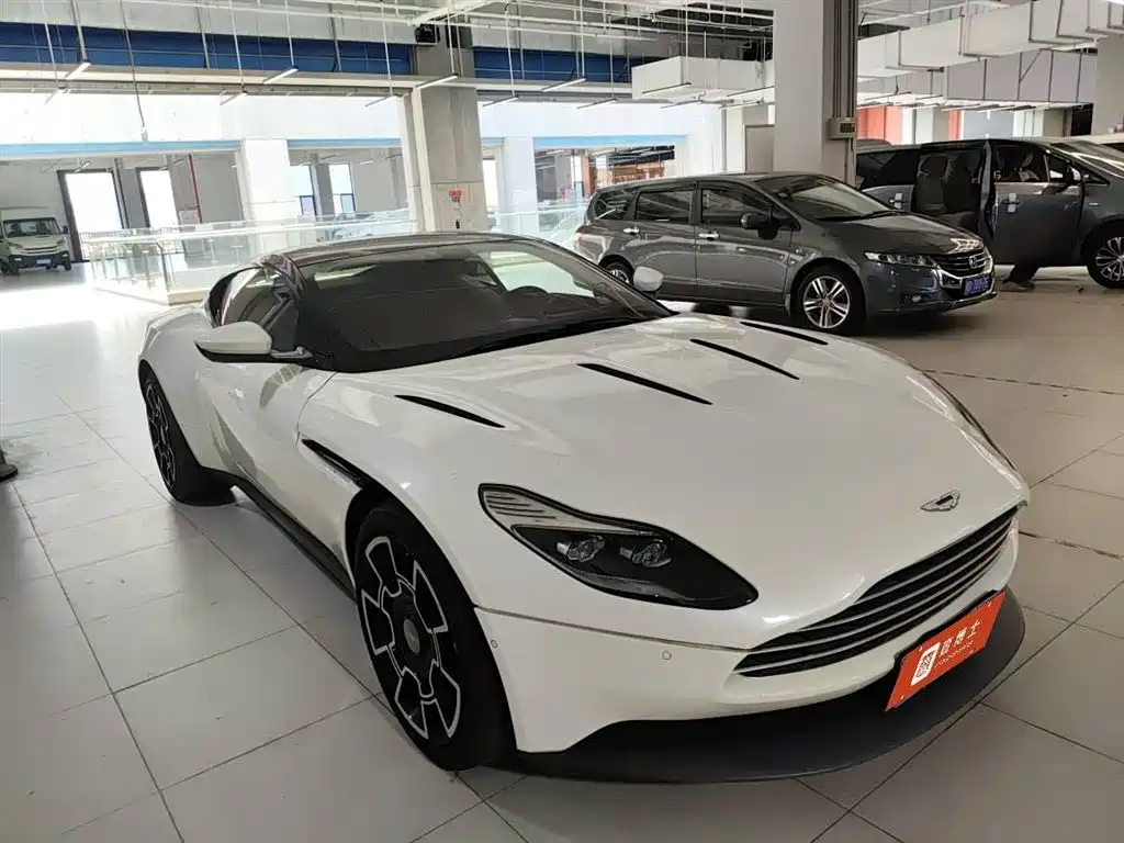 Aston Martin DB11 2019 — фото 2