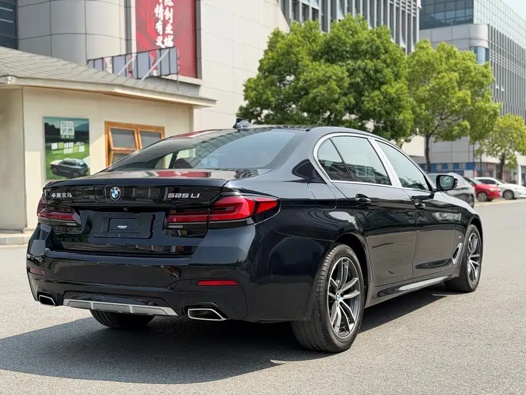 BMW 5 Series 2022 — фото 17