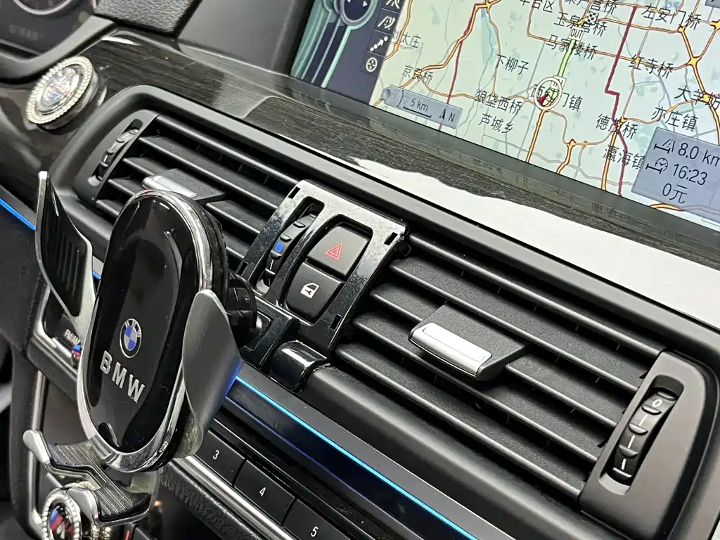 BMW 5 Series 2011 — фото 16