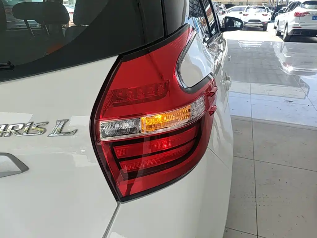 Toyota Yaris L 2016 — фото 8