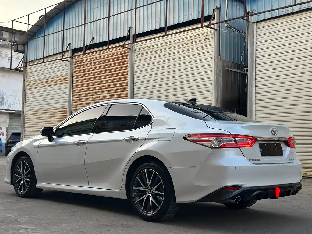 Toyota Camry 2023 — фото 6