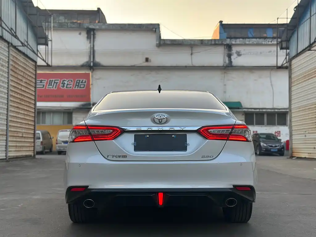 Toyota Camry 2023 — фото 7