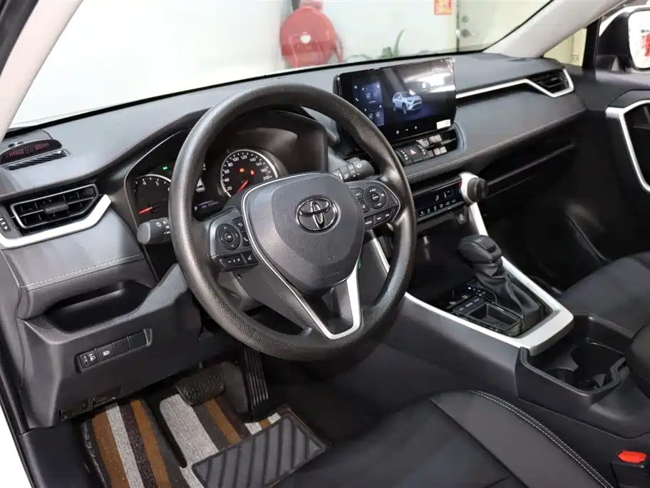 Toyota RAV4 2025 — фото 10
