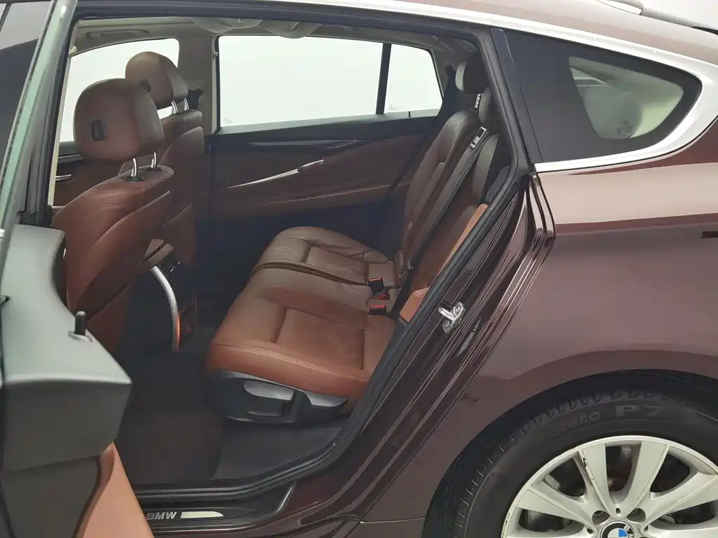 BMW 5 Series GT 2015 — фото 15