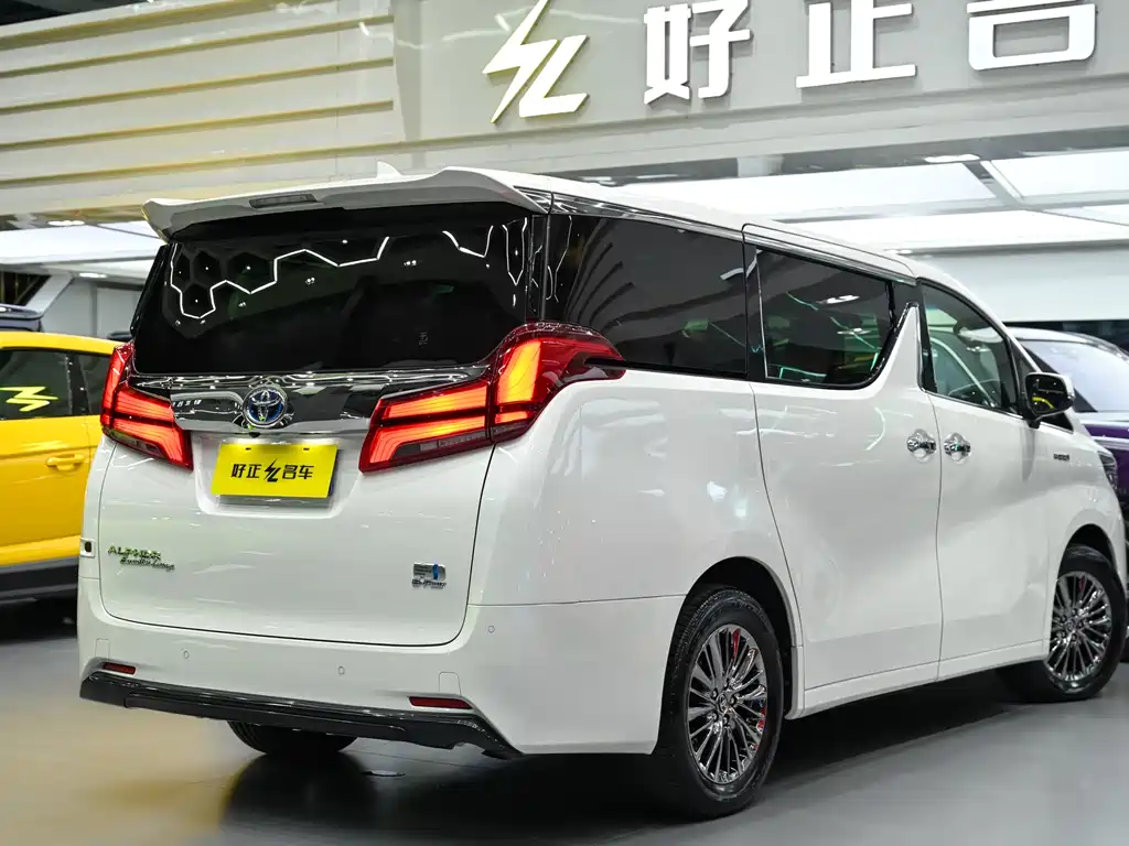 Toyota Alphard 2022 — фото 8