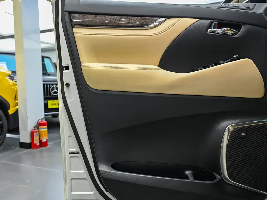 Toyota Alphard 2022 — фото 9