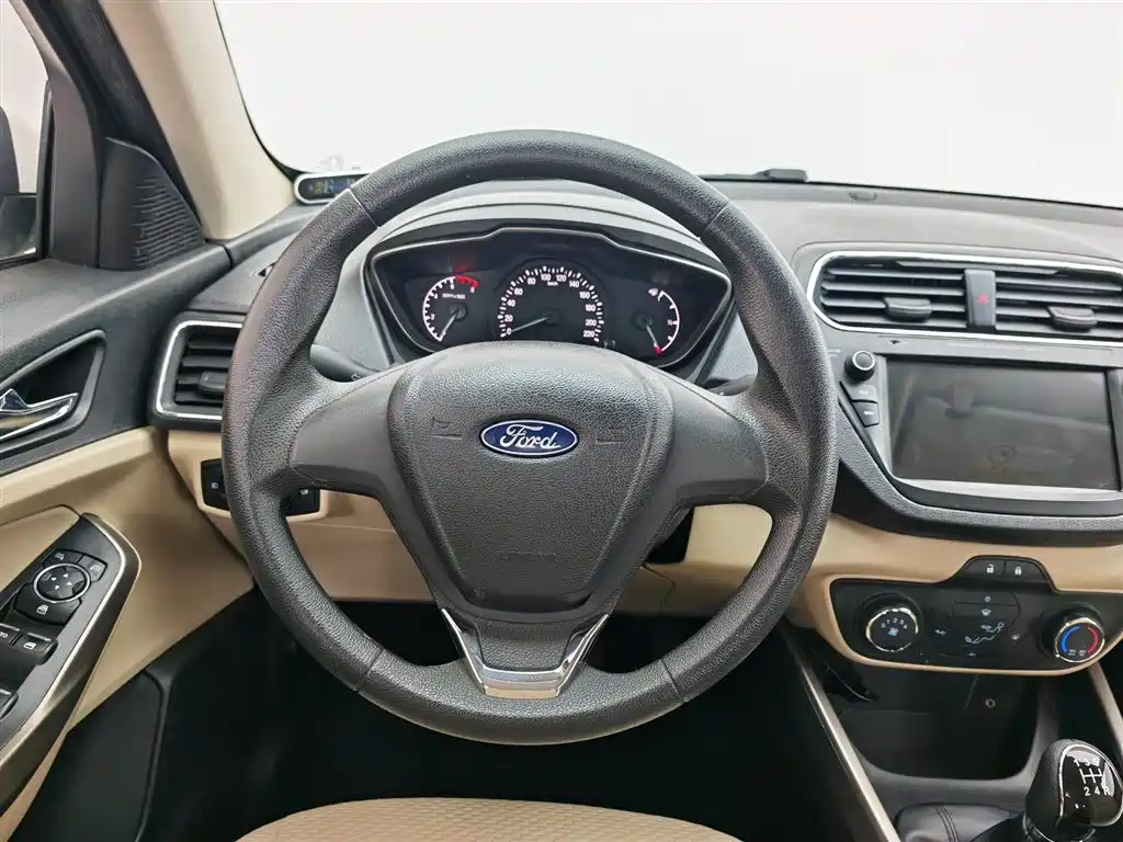 Ford Escort 2015 — фото 11